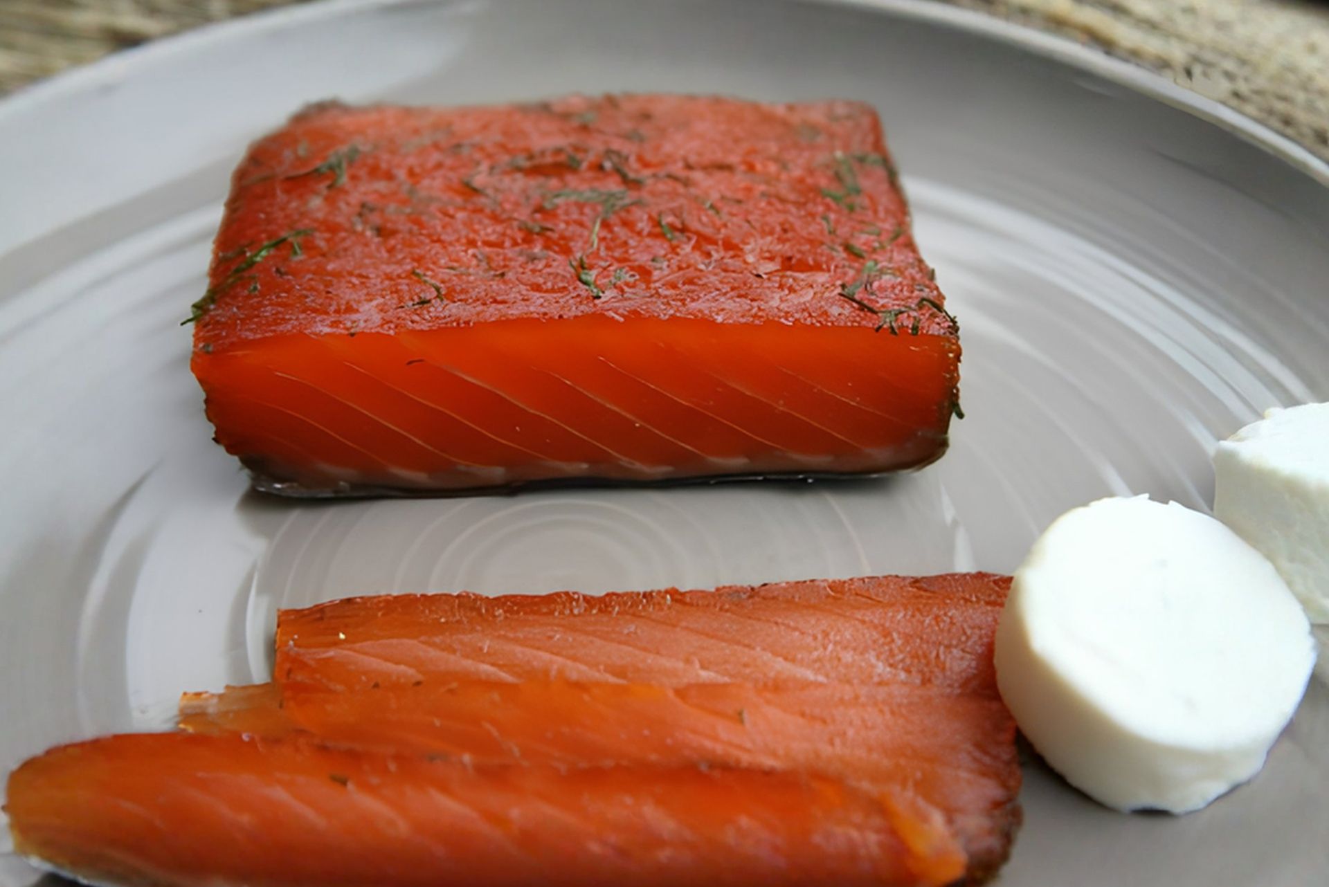 Domácí gravlax: švédský nakládaný losos s koprem