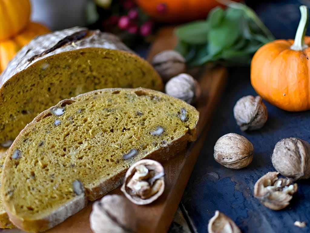 Podzimní dýňový kváskový chléb s ořechy a šalvějí