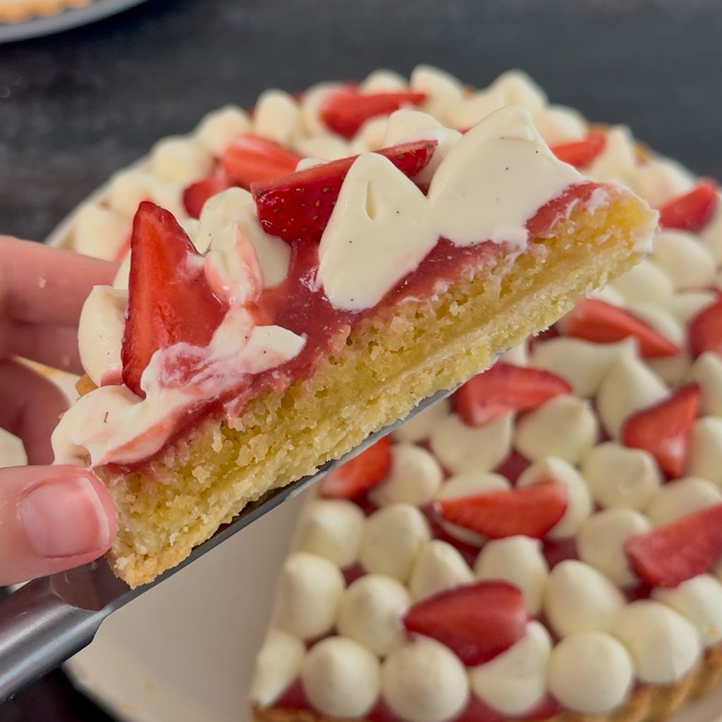 Upeč si jahodový tart se sušenkovou korunou
