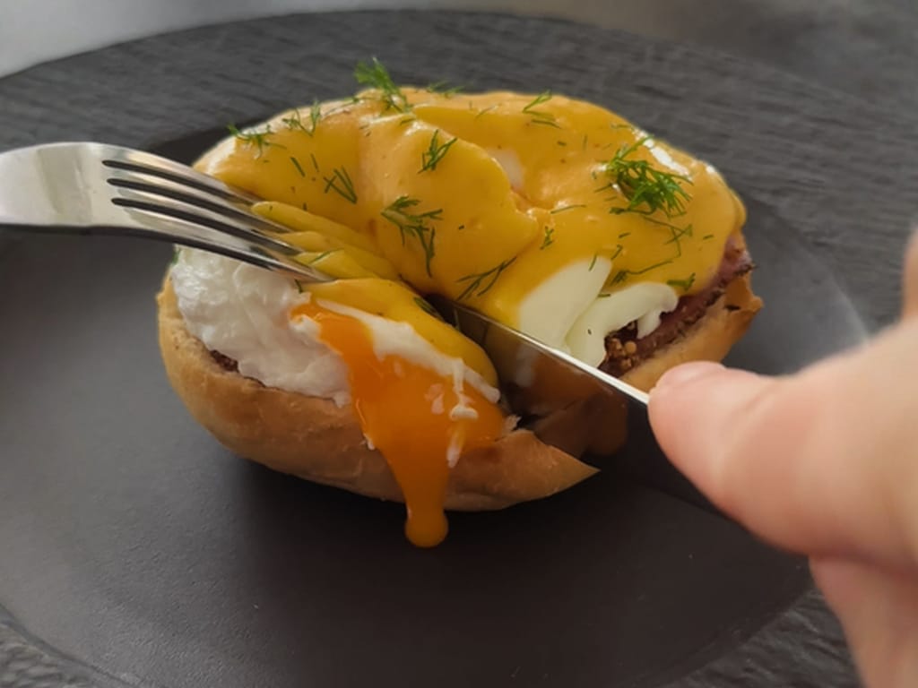 Vejce benedikt s pikantní holandskou omáčkou a pastrami