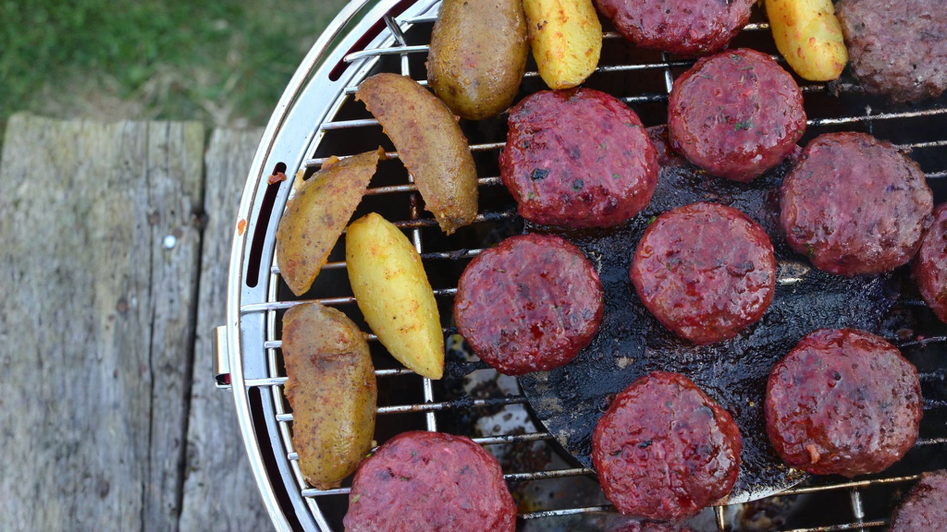 Hovězí burgery s červenou řepou