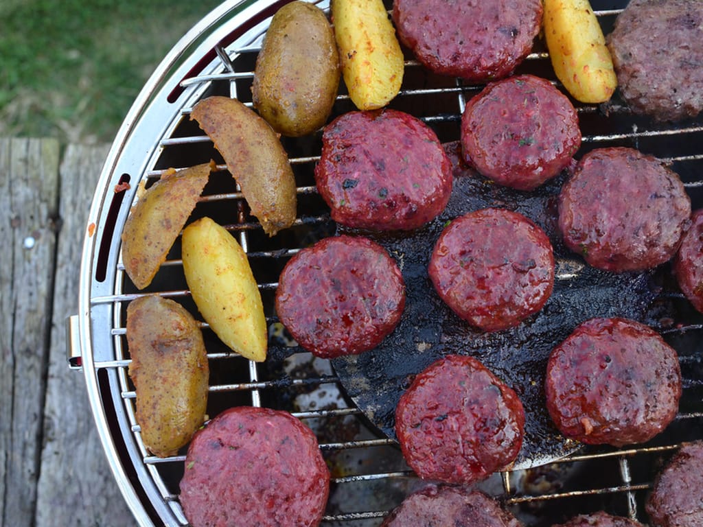 Weekend tip: beetroot beef burgers