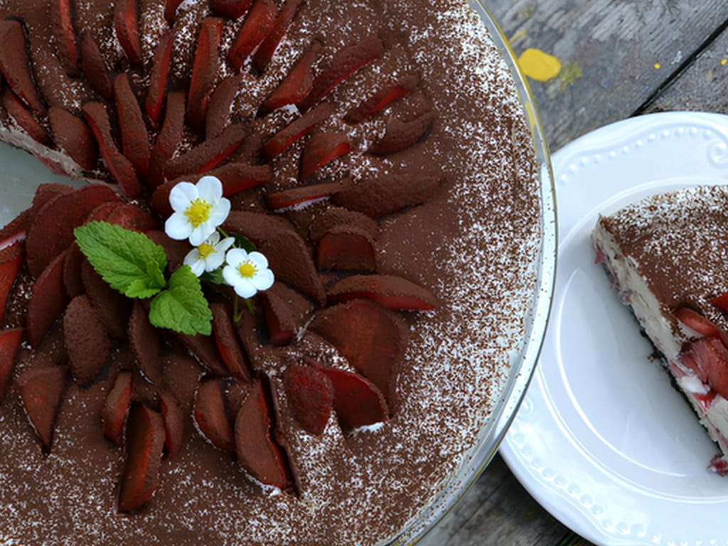 No-Bake Strawberry Cake with Cocoa