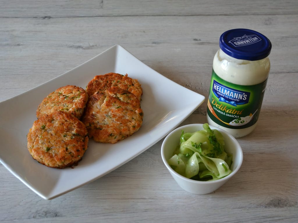 Salmon Patties with Creamy Tartar Sauce