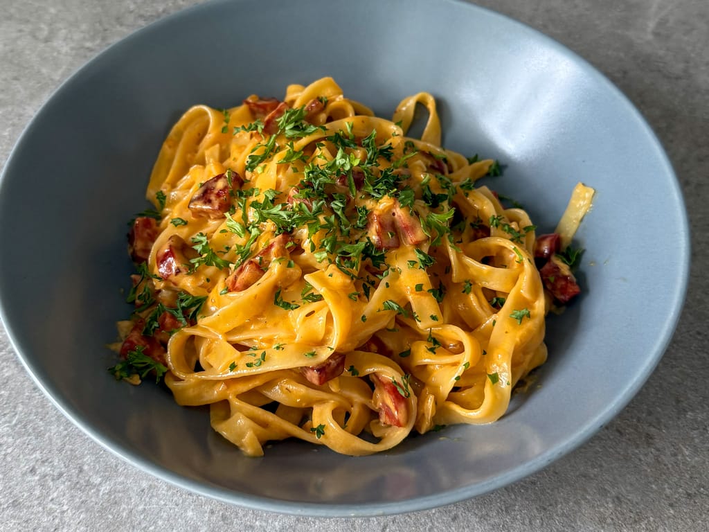 Krémové chorizo tagliatelle s parmazánem