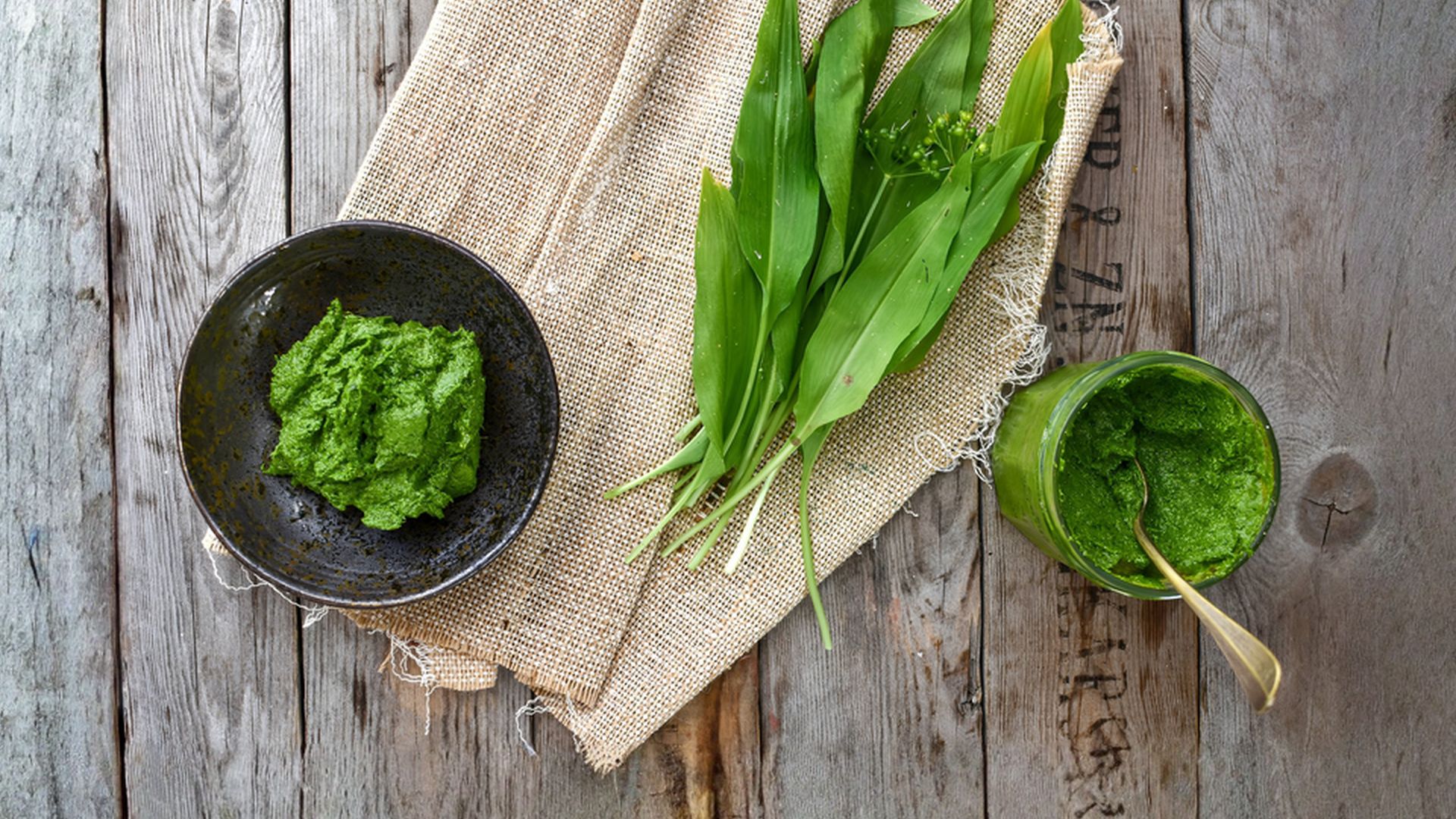 Domácí pesto z medvědího česneku