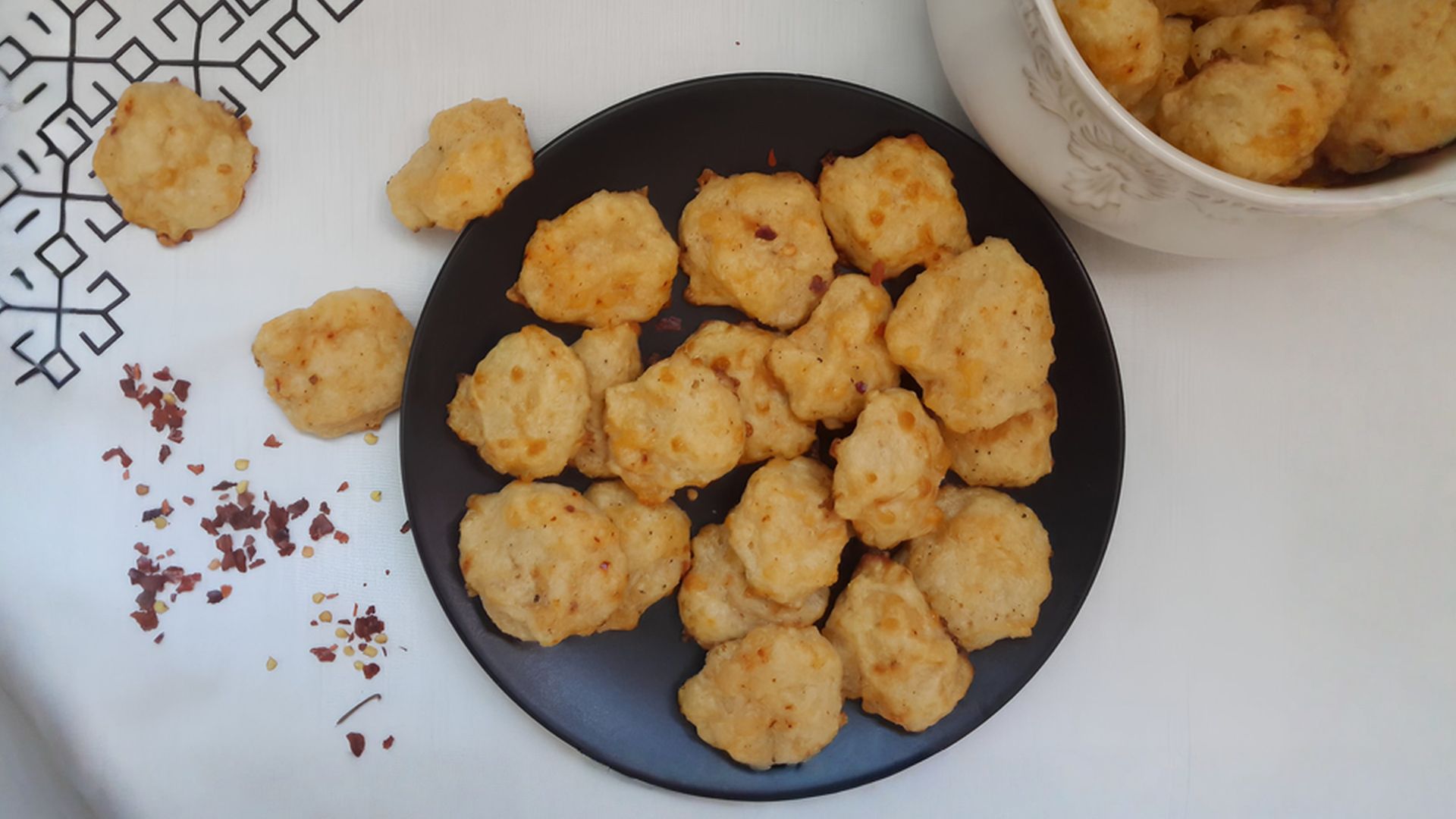 Pikantní sýrové bochánky s čedarem a chilli