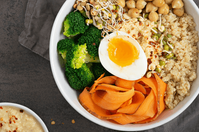  Buddha bowl z quinoy s vejcem, cizrnou a zeleninou 
